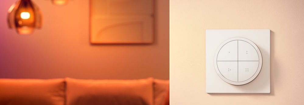 Weißer Lichtschalter an einer Wand